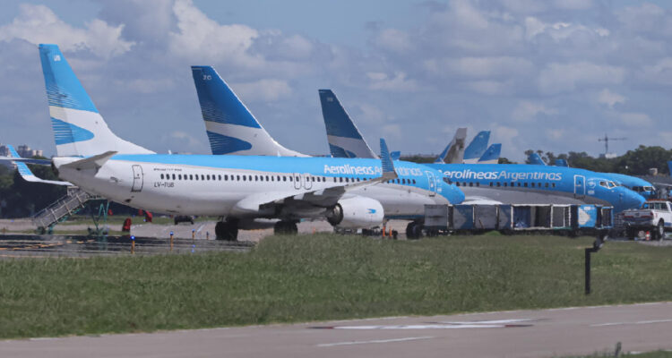 Aerolíneas Argentinas cancela 255 vuelos por huelga en Argentina: más de 31 mil pasajeros afectados