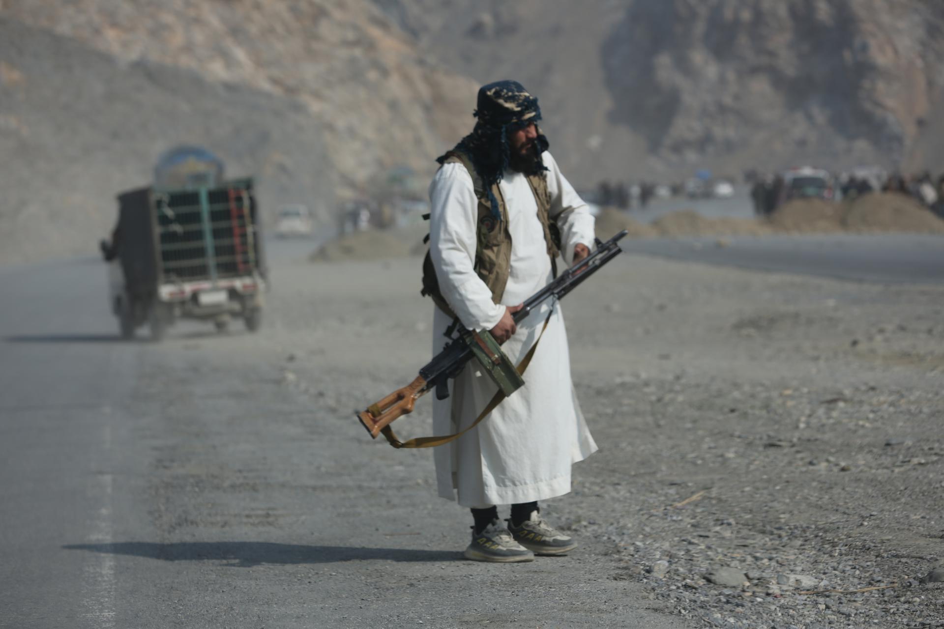 Los talibanes en un puesto de control cerca de la frontera entre Pakistán y Afganistán en Nangarhar, Afganistán