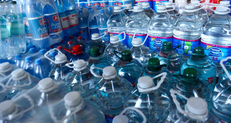 Casi $13 mil de diferencia por mismo formato: Sernac revela análisis a la venta de agua embotellada