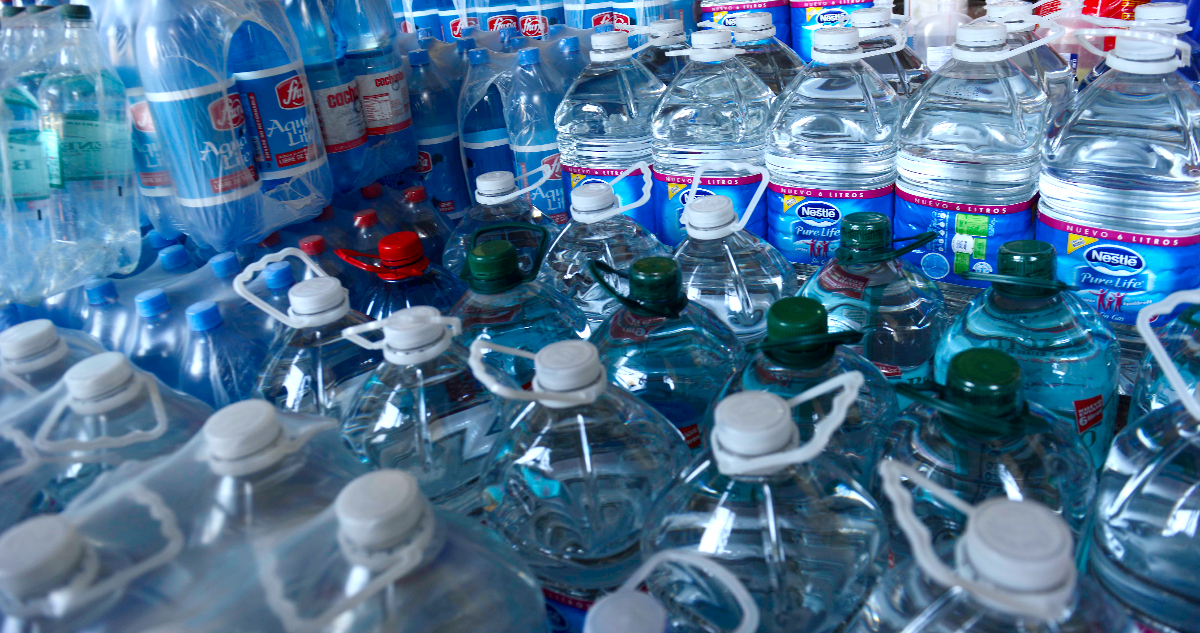 Casi $13 mil de diferencia por mismo formato: Sernac revela análisis a la venta de agua embotellada