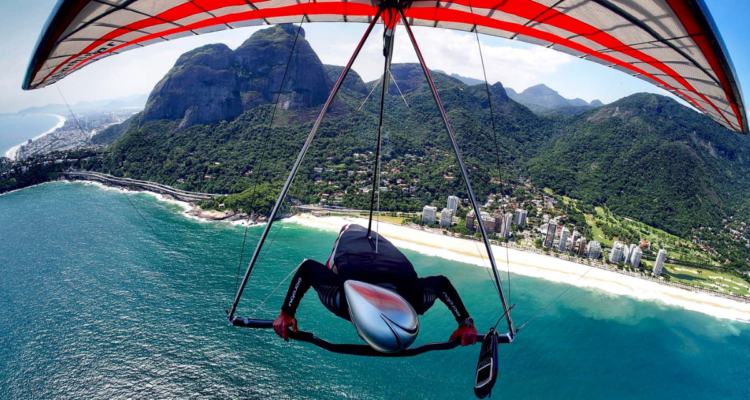 Turista de EEUU y un instructor brasileño mueren al caer con ala delta en playa de Río de Janeiro
