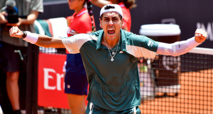 Alejandro Tabilo celebra paso a final del Rio Open