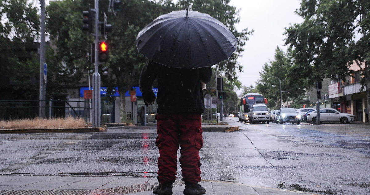 Alerta en 10 comunas de la RM por precipitaciones, rachas de hasta 70 km/h e isoterma cero alta