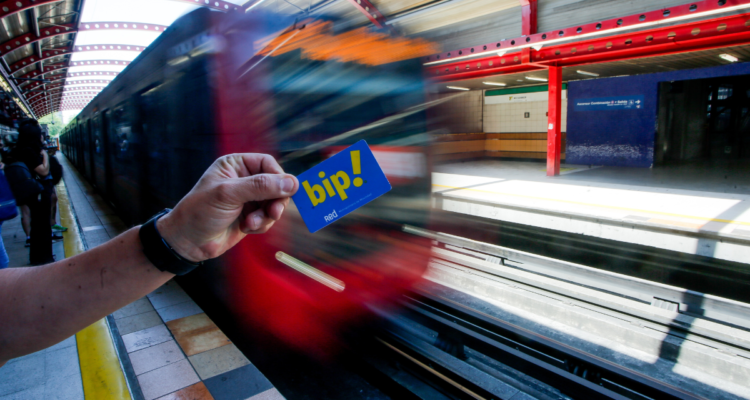 Anuncian alza de $25 pesos en el pasaje del transporte público de la región Metropolitana