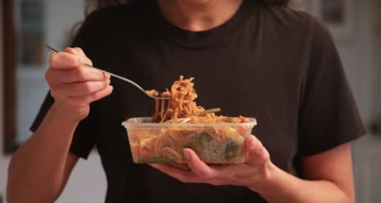 Por qué no deberías calentar tu comida en envases plásticos viejos o rayados y menos en un microondas