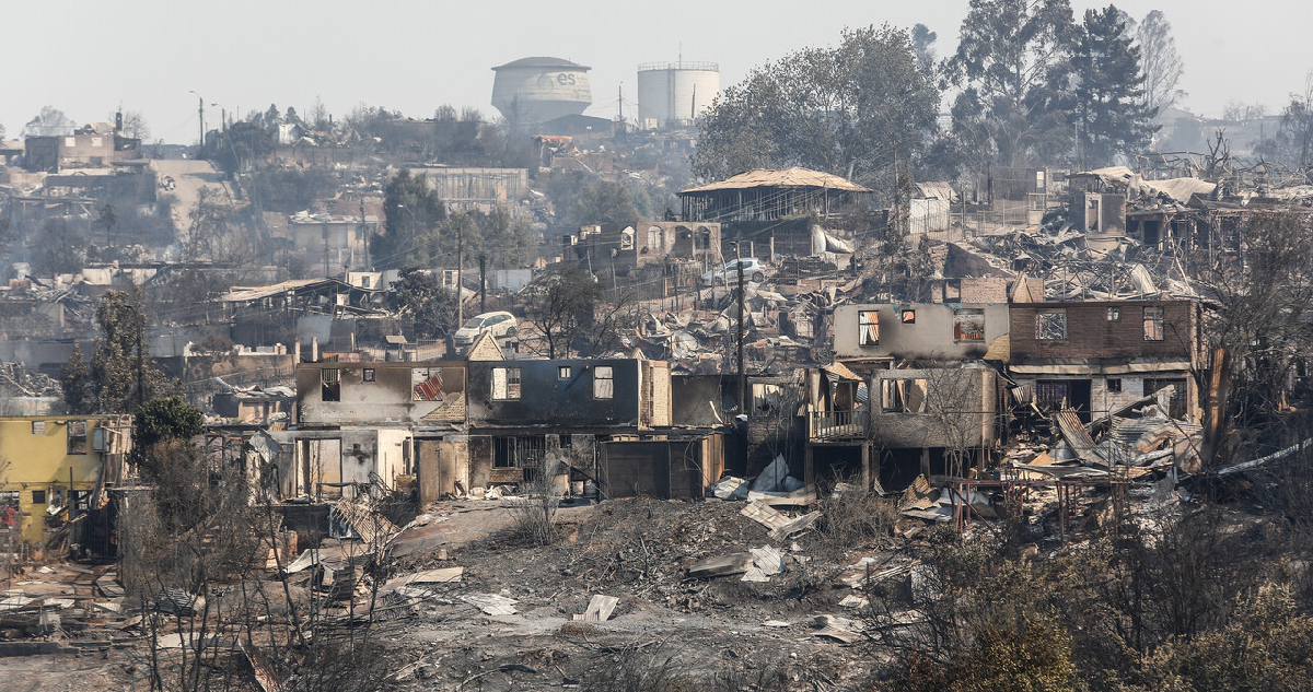 Sobreprecios de hasta 378%: las irregularidades que golpean a autoridades de Valparaíso tras incendios