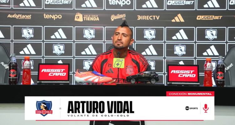 Arturo Vidal fue a conferencia en previa del Superclásico de Colo Colo y La U