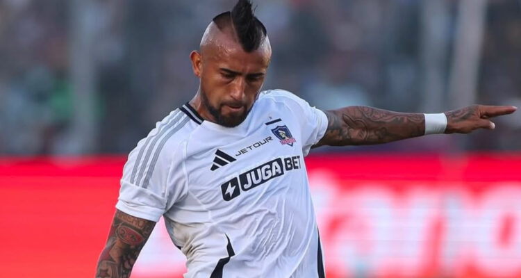 Arturo Vidal jugando para Colo Colo