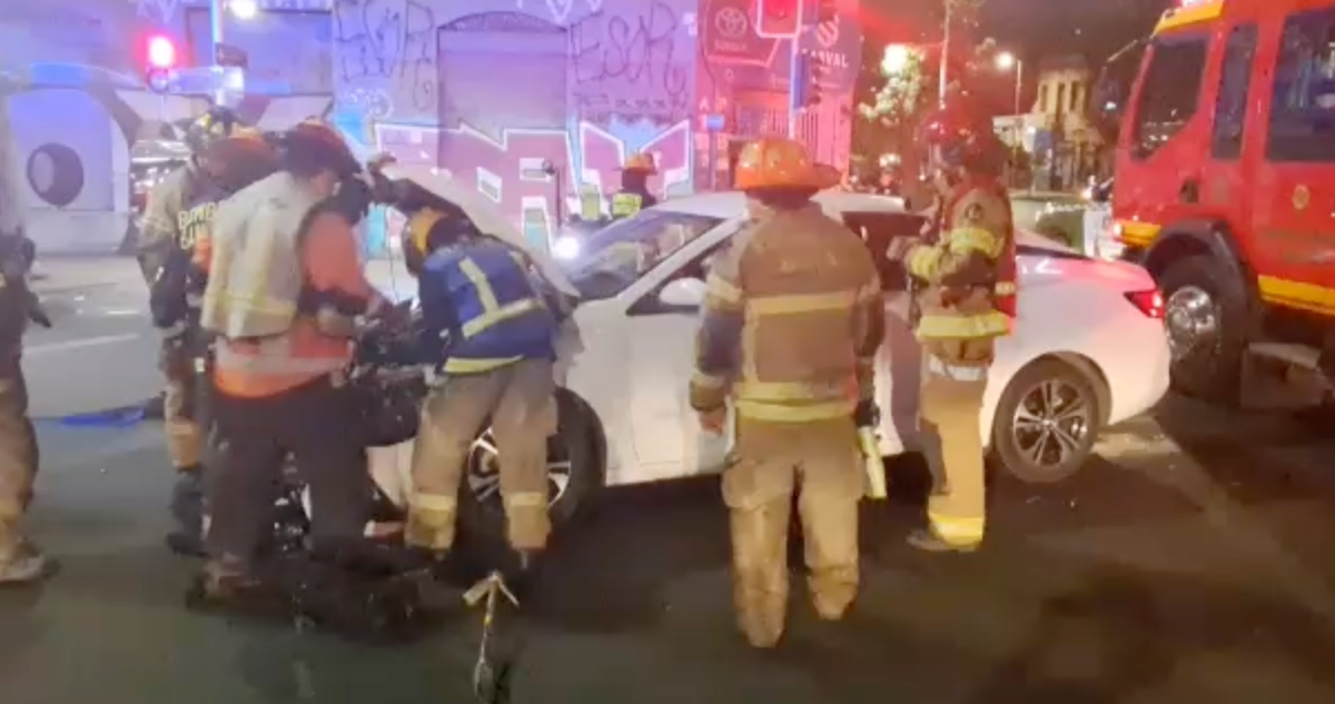 Vehículo termina volcado tras protagonizar colisión en el centro de Santiago: hay dos heridos