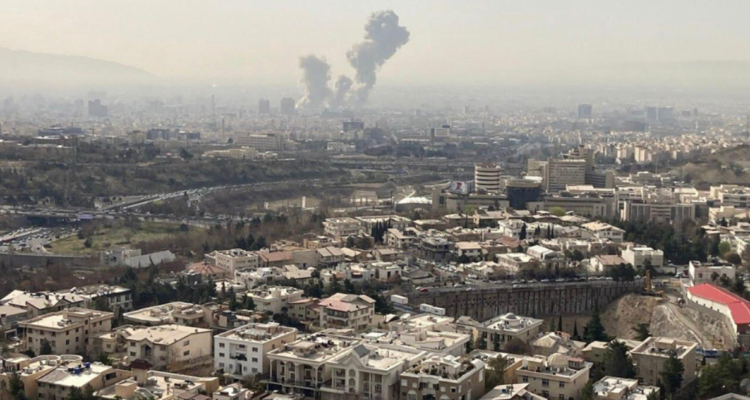 Autoridades iraníes dicen que hay al menos 15 muertos en ataque de Israel y EEUU a pabellón deportivo