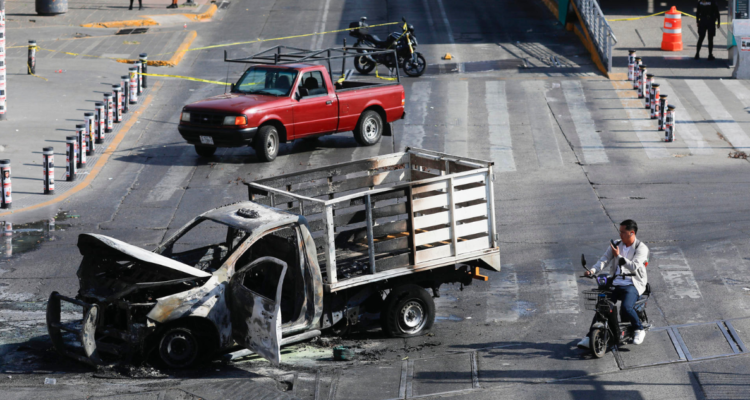 Autos quemados, narcobloqueos y ola de violencia tras la muerte de “El Mencho” en México