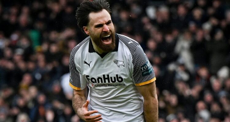 Ben Brereton y su gol con el Derby County ante su exequipo, el Blackburn Rovers