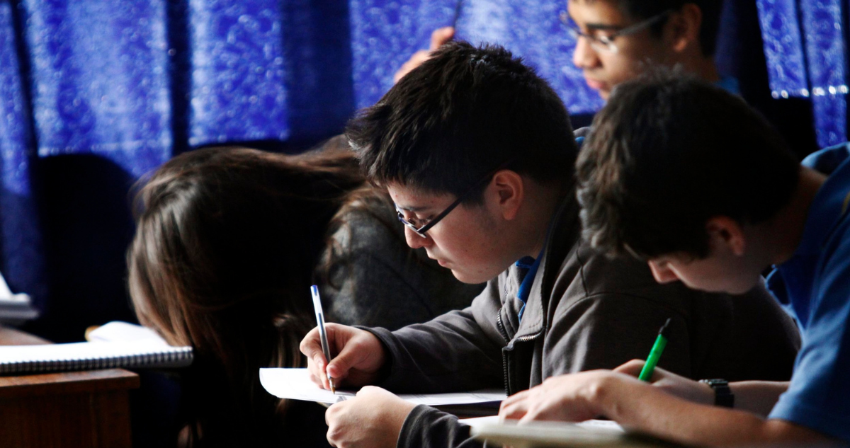 Cinco bonos y beneficios que pueden recibir estudiantes de enseñanza básica y media este 2026