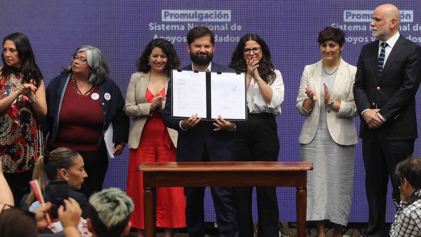 Gobierno promulga Chile Cuida: “Algunos dicen que es simbólico… qué insolente es la ignorancia”
