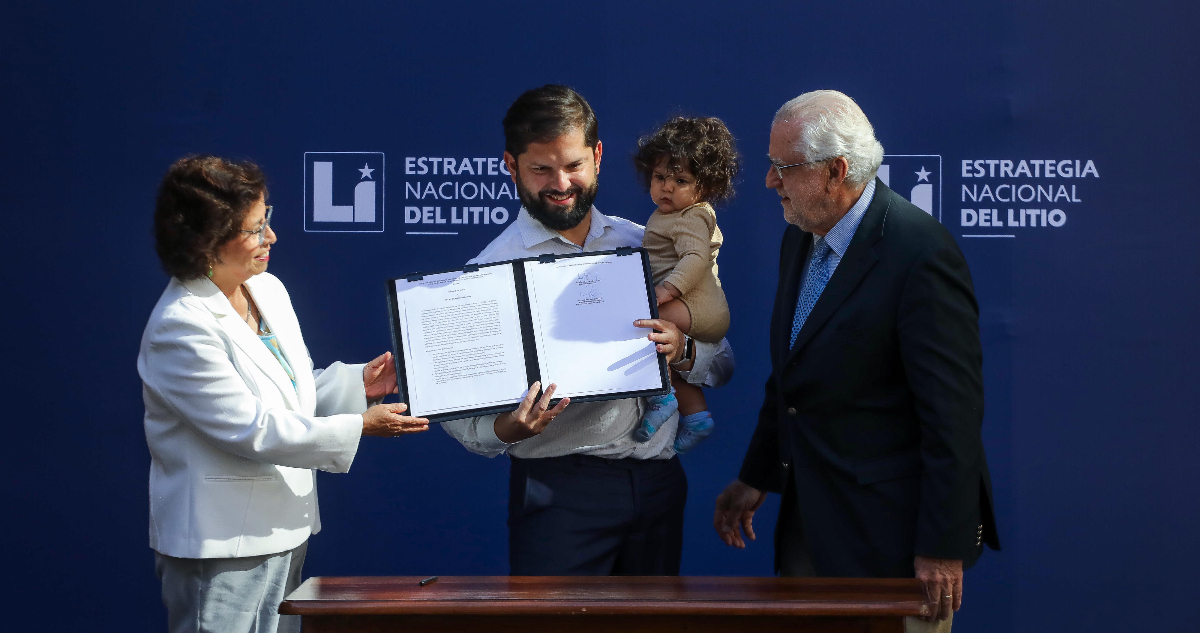 Boric defiende que con litio y minería se financian mejoras, pero “siempre cuidando el medio ambiente”