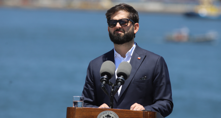 Boric viajará en buque a Juan Fernández para dar inicio al año escolar y lanzar campaña de vacunación