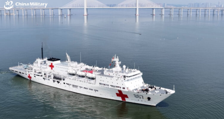 Buque hospital chino fondea en Valparaíso: Seremi de Salud no autorizó operativo médico