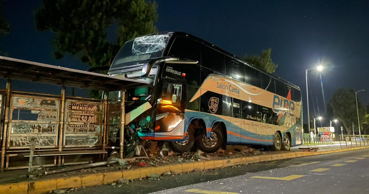 Dos heridos deja choque de un Eme Bus con un paradero en Talcahuano