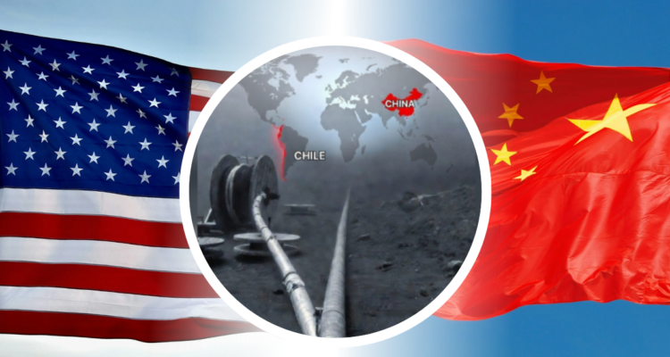 Bandera de Estados Unidos, bandera de China e imagen de contexto generada con IA de cable entre Chile y China.
