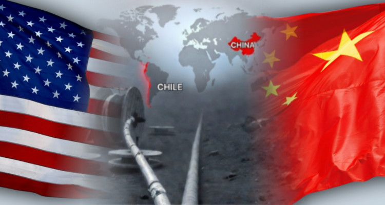 Banderas de Estados Unidos y China. Imagen de contexto del cable creada con IA