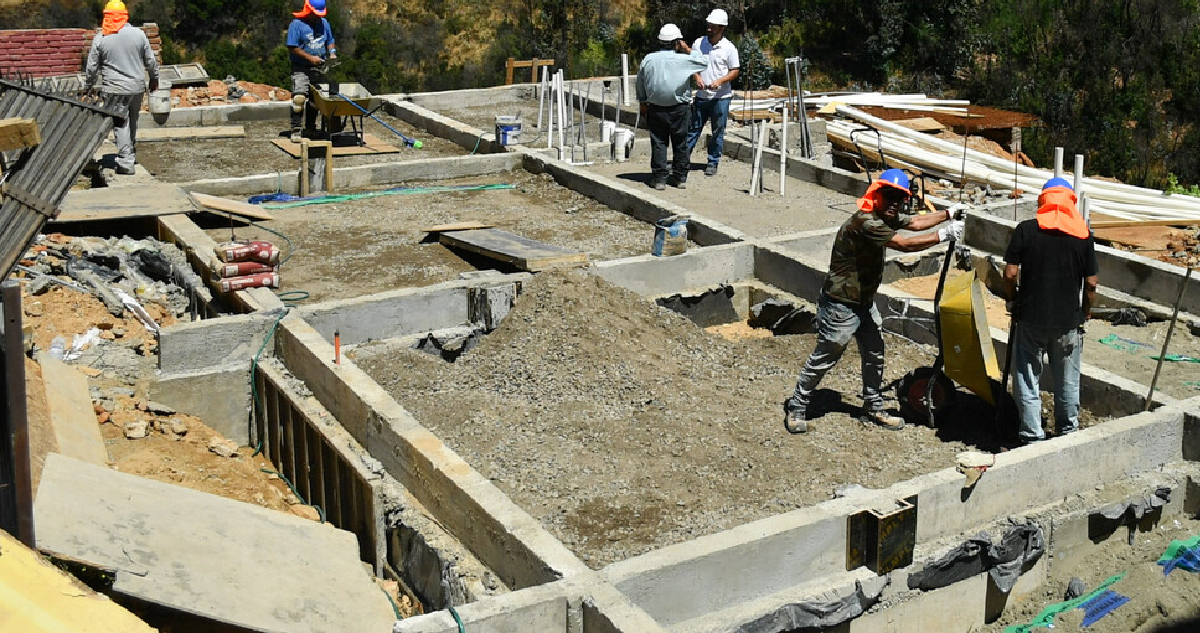 Cae el desempleo extranjero en Chile: trabajos administrativos y de la construcción fueron claves