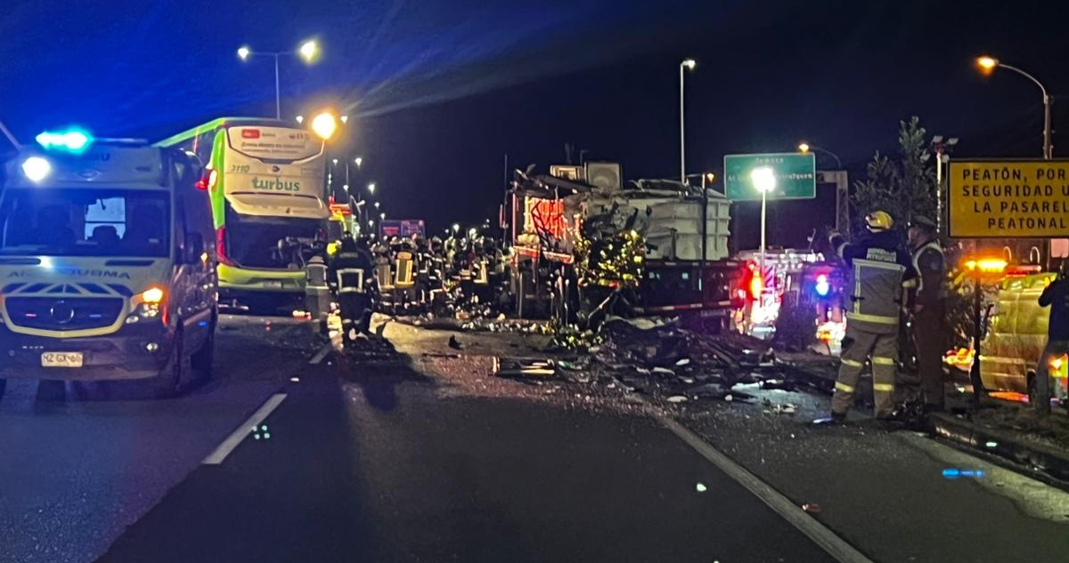 Dos muertos y decenas de heridos deja choque entre un bus y un camión en La Araucanía