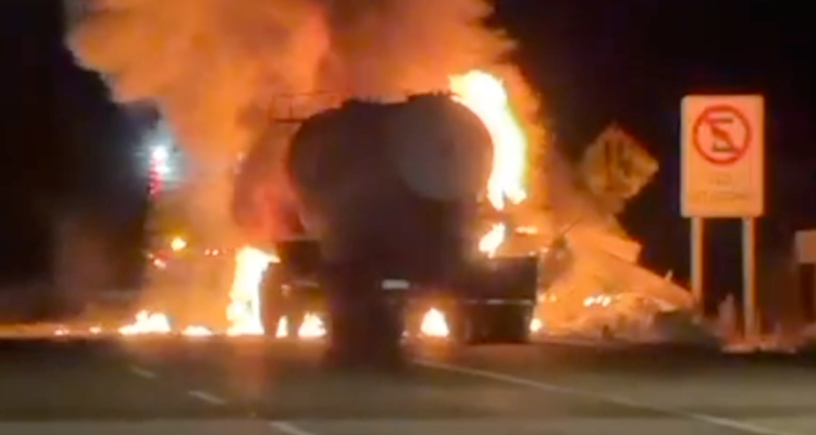 Camión se incendia tras chocar con otra máquina en Ruta 5 Norte: un conductor murió