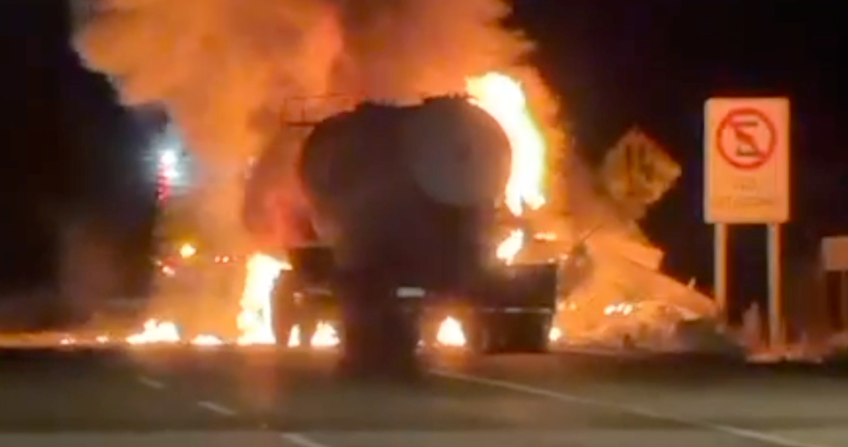 Camión se incendia tras chocar con otra máquina en Ruta 5 Norte: un conductor murió