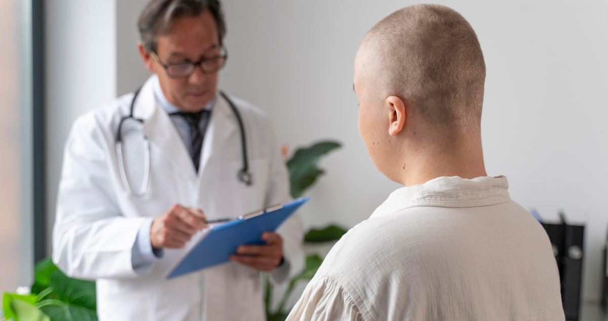 Foto de contexto de persona con cáncer en tratamiento médico