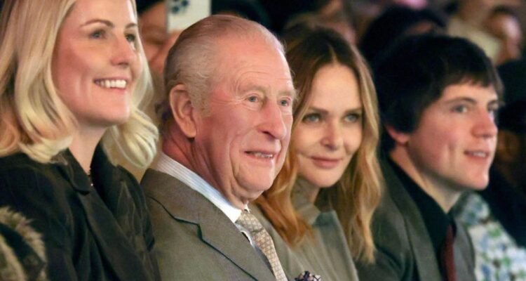 Carlos III aparece entre gritos y aplausos en Semana de la Moda en plena de detención de su hermano