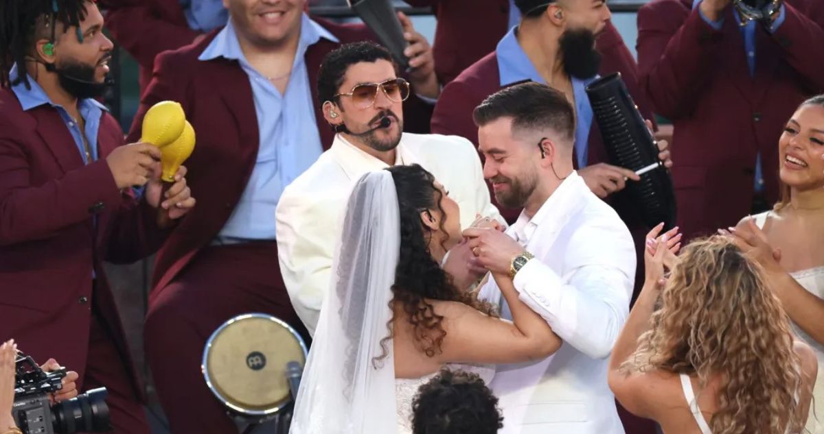 La historia de amor de la pareja que se casó de verdad en el show de Bad Bunny en el Super Bowl