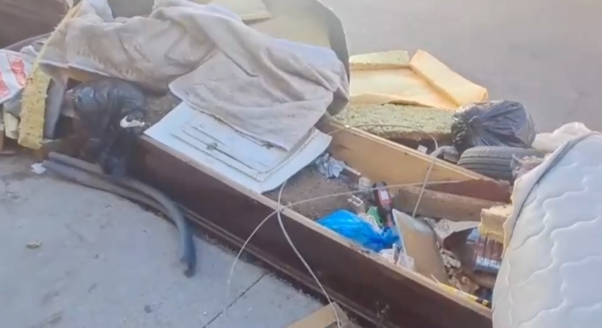 Hallazgo de terror en Quinta Normal: vecinos denuncian ataúdes abandonados