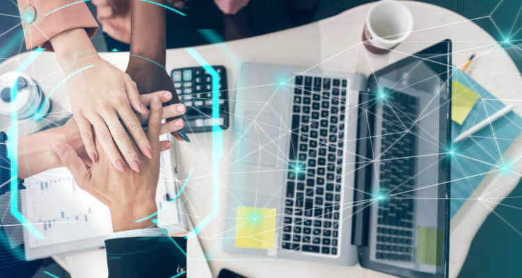 Personas trabajando en innovación.