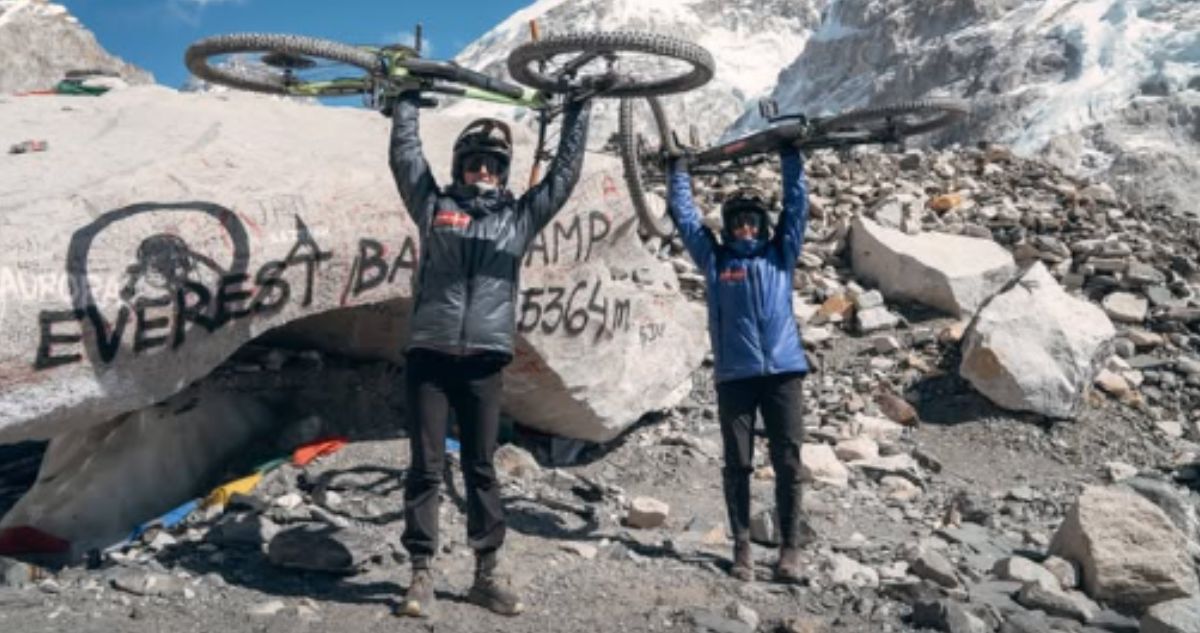 Chilenas son las primeras mujeres en llegar al campamento base del Everest en bicicleta.