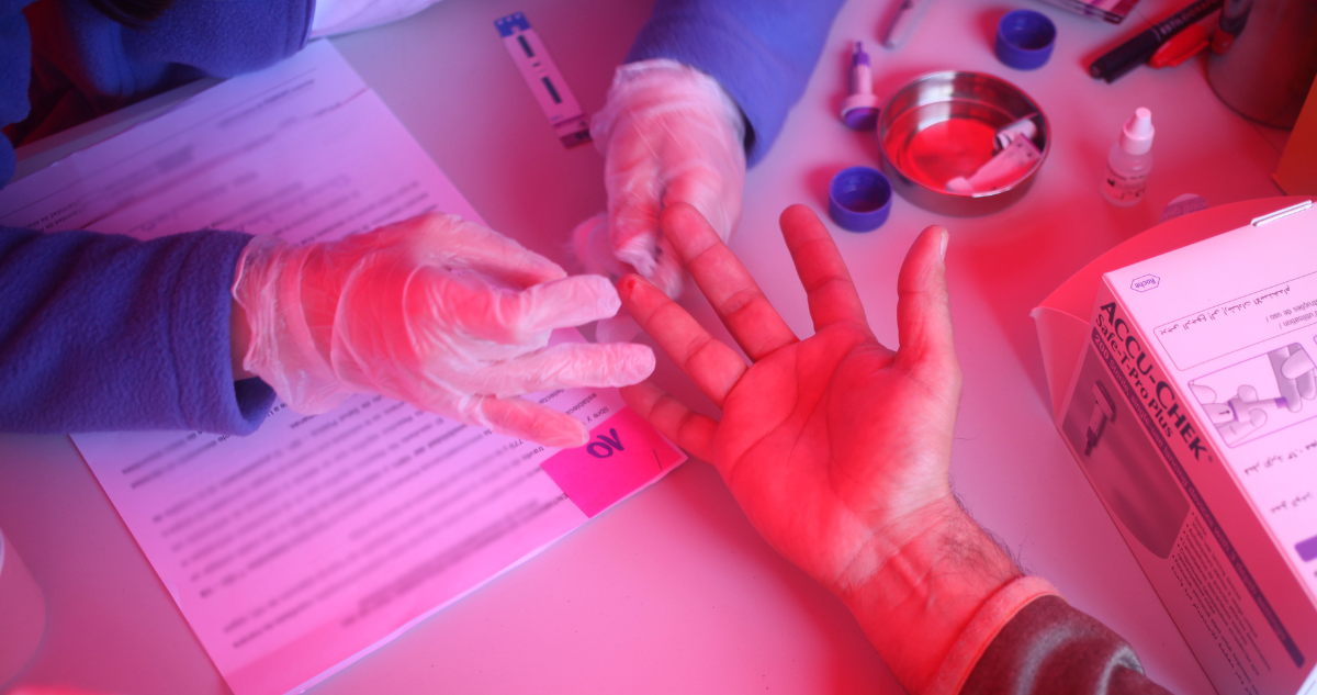 Tecnólogo médico haciendo test a persona