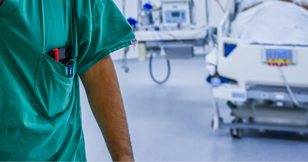 Enfermero saliendo de habitación de paciente en hospital