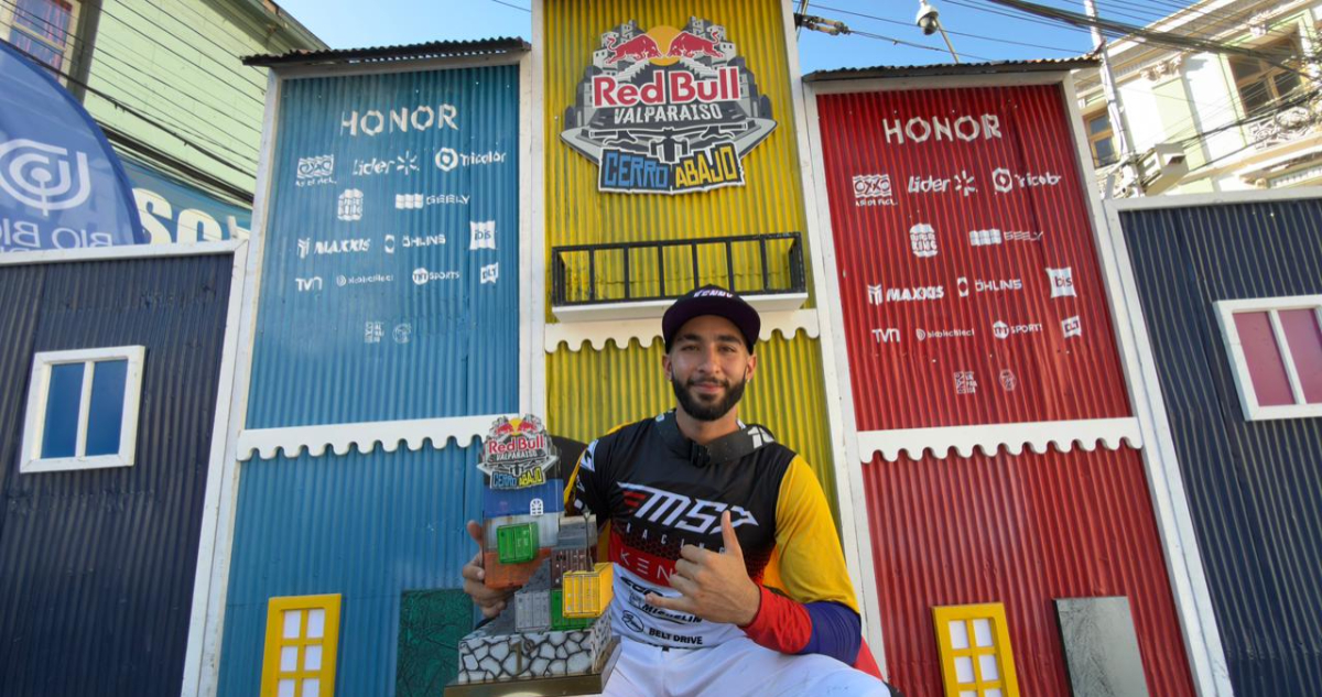 colombiano Holguín celebra título en Red Bull Valparaíso Cerro Abajo 2026
