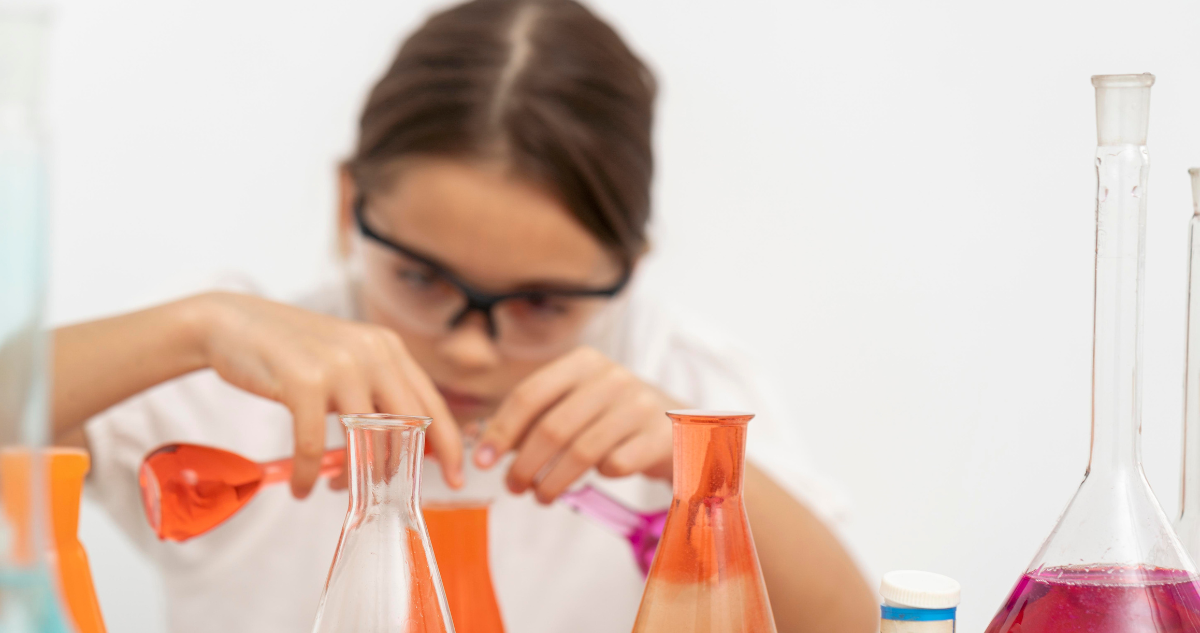 niña jugando a ser científica