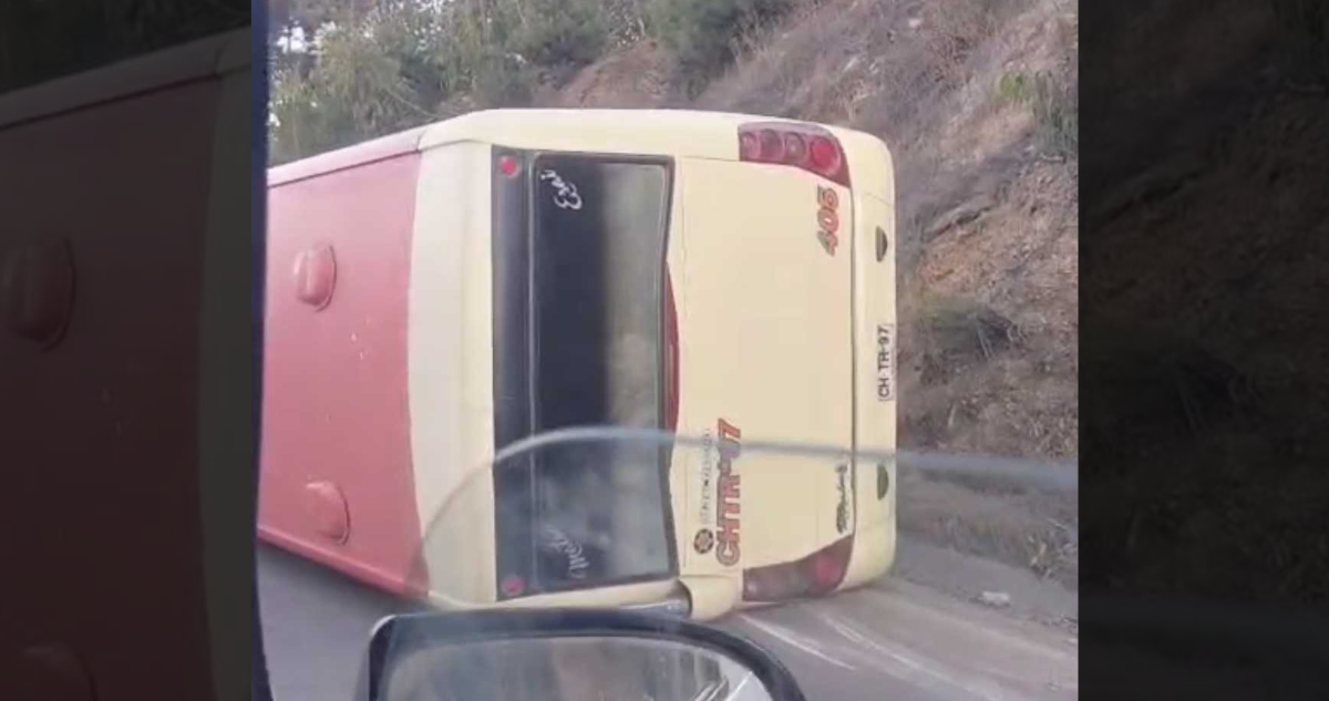Volcamiento de microbús en Viña del Mar deja a conductor lesionado y provoca congestión vehicular