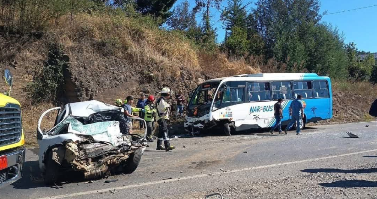 Un muerto y siete heridos deja colisión frontal entre auto y minibús en ruta Nueva Imperial-Carahue