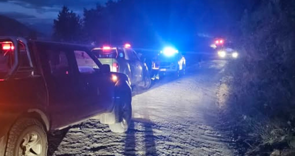 Reportan 3 muertos tras caída de auto a Estuario de Reloncaví, entre Cochamó y Puelo: hay 2 heridos