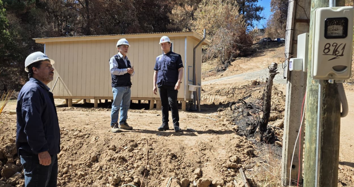 Revisan instalaciones eléctricas de viviendas de emergencia para afectados por incendios en Nacimiento