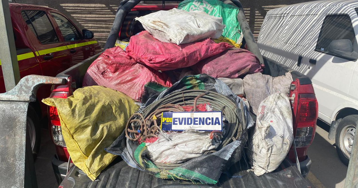Incautan 3,5 toneladas de cobre robado oculto en tres camiones en Arica: tenían destino a Bolivia