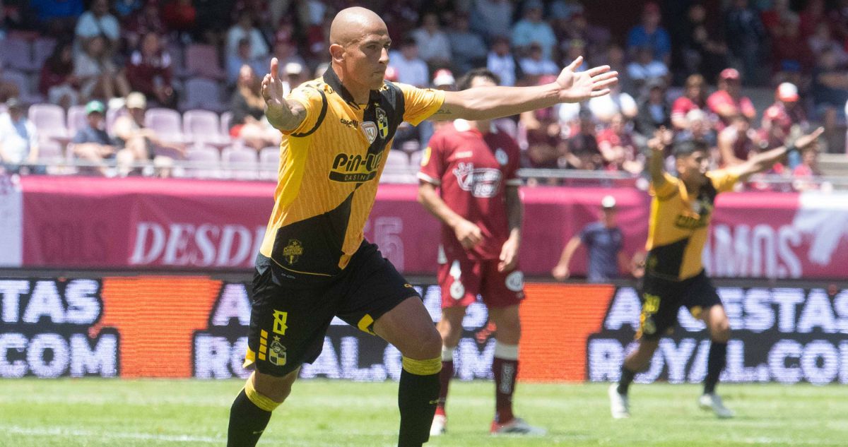 Coquimbo vence en polémico clásico ante La Serena y trepa en Liga de Primera: mira el único gol