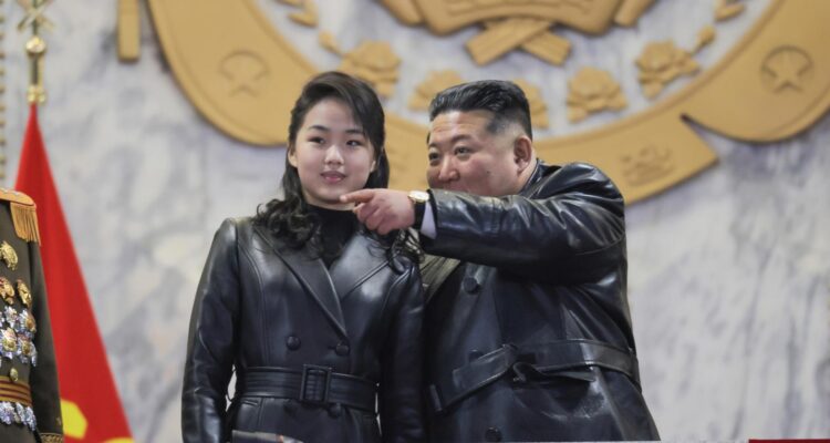 Hija de Kim Jong-un acude a desfile militar y refuerza perfil de posible sucesora en Corea del Norte