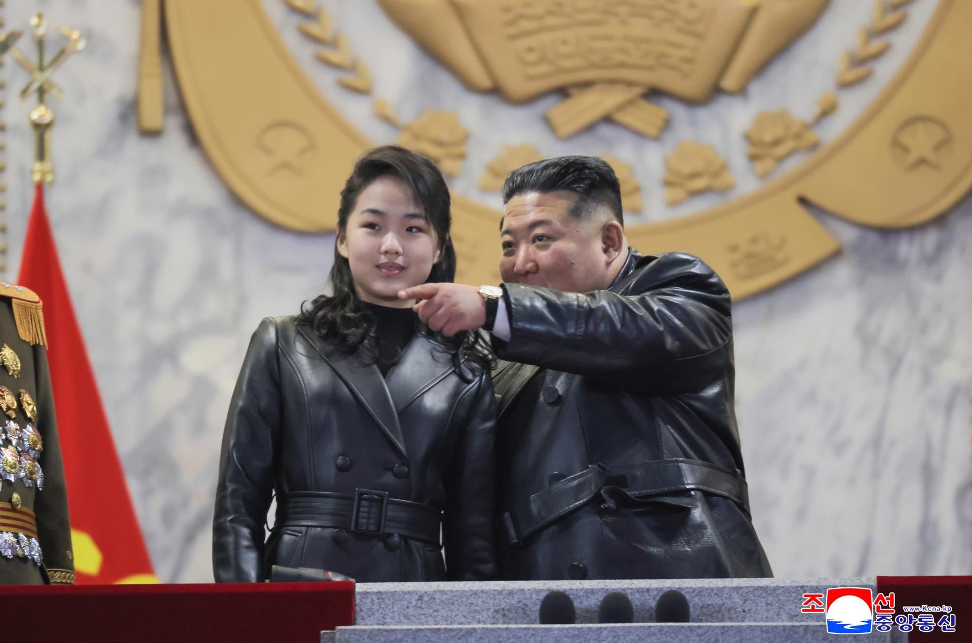 El líder norcoreano Kim Jong-un junto a su hija