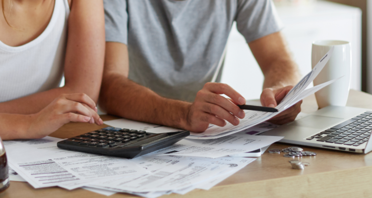 Pareja revisando sus cuentas y finanzas