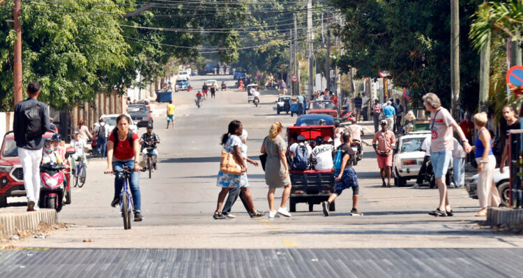 Ni auto ni transporte público: Falta de combustible se agrava en Cuba y la gente solo se mueve a pie