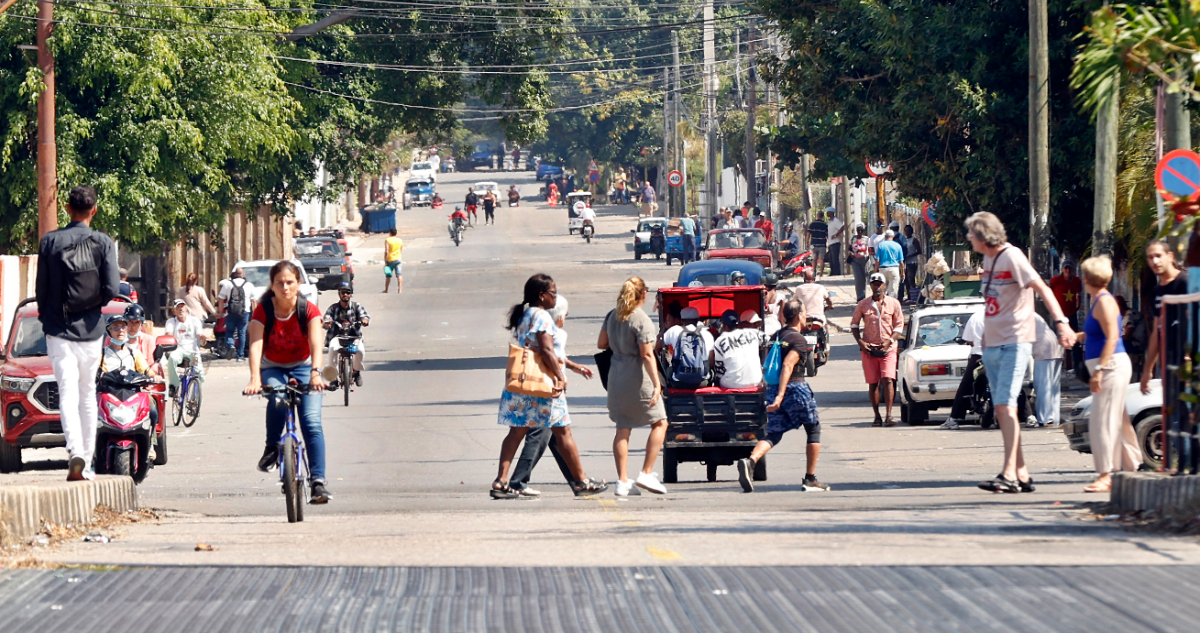 Ni auto ni transporte público: Falta de combustible se agrava en Cuba y la gente solo se mueve a pie