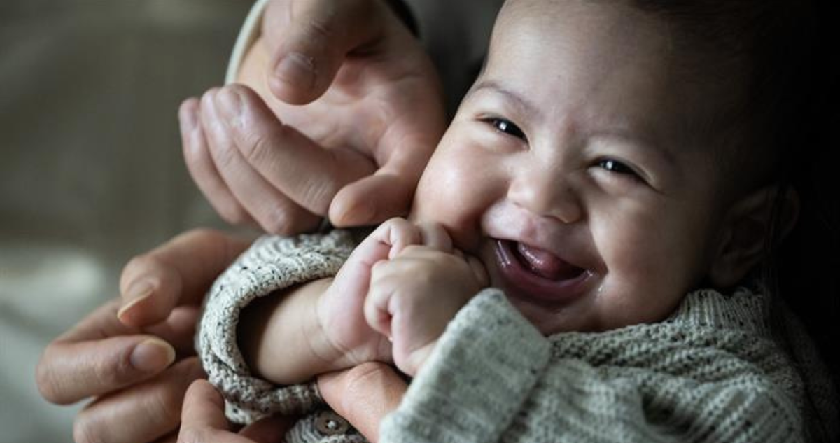 Curan a bebé de un tumor vascular agresivo antes que naciera en Francia: ahora disfruta sus 3 meses